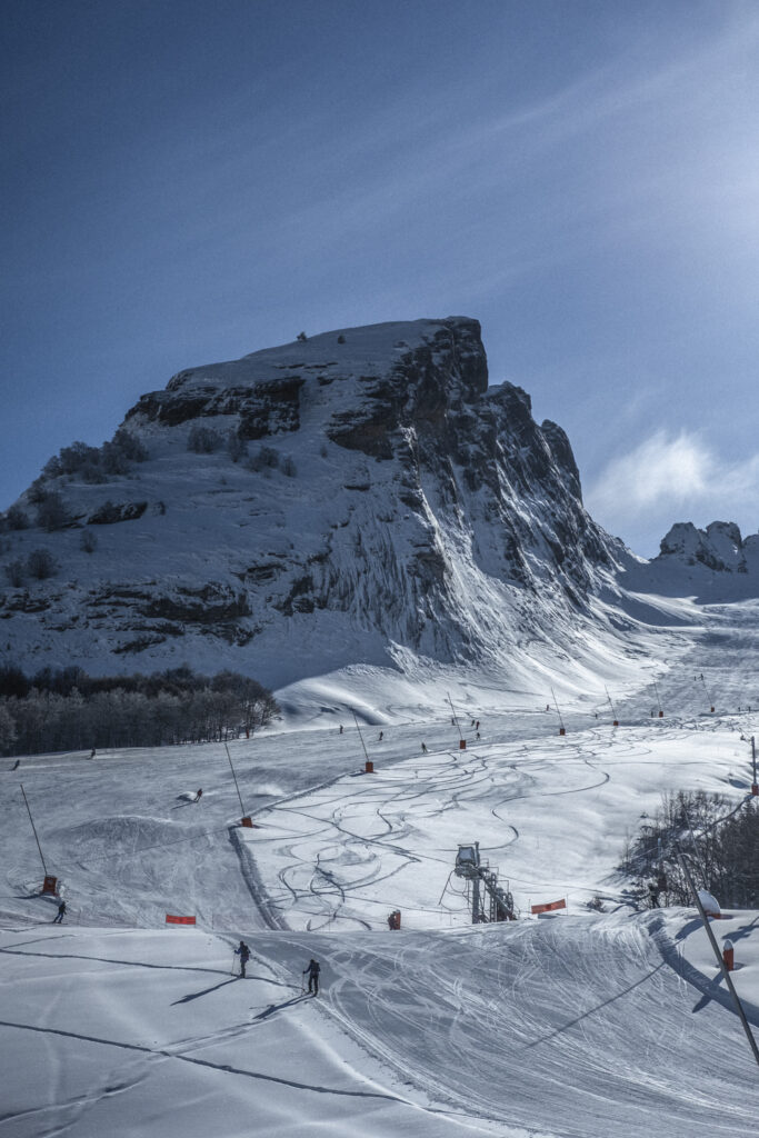 vue sur les pistes de ski de Gourette, en Béarn Pyrénées et zoom sur le pic du midi d'ossau, surnommé "jean-pierre". les stations de ski du béarn ont enregistré un très bon niveau de fréquentation cet hiver 2025.